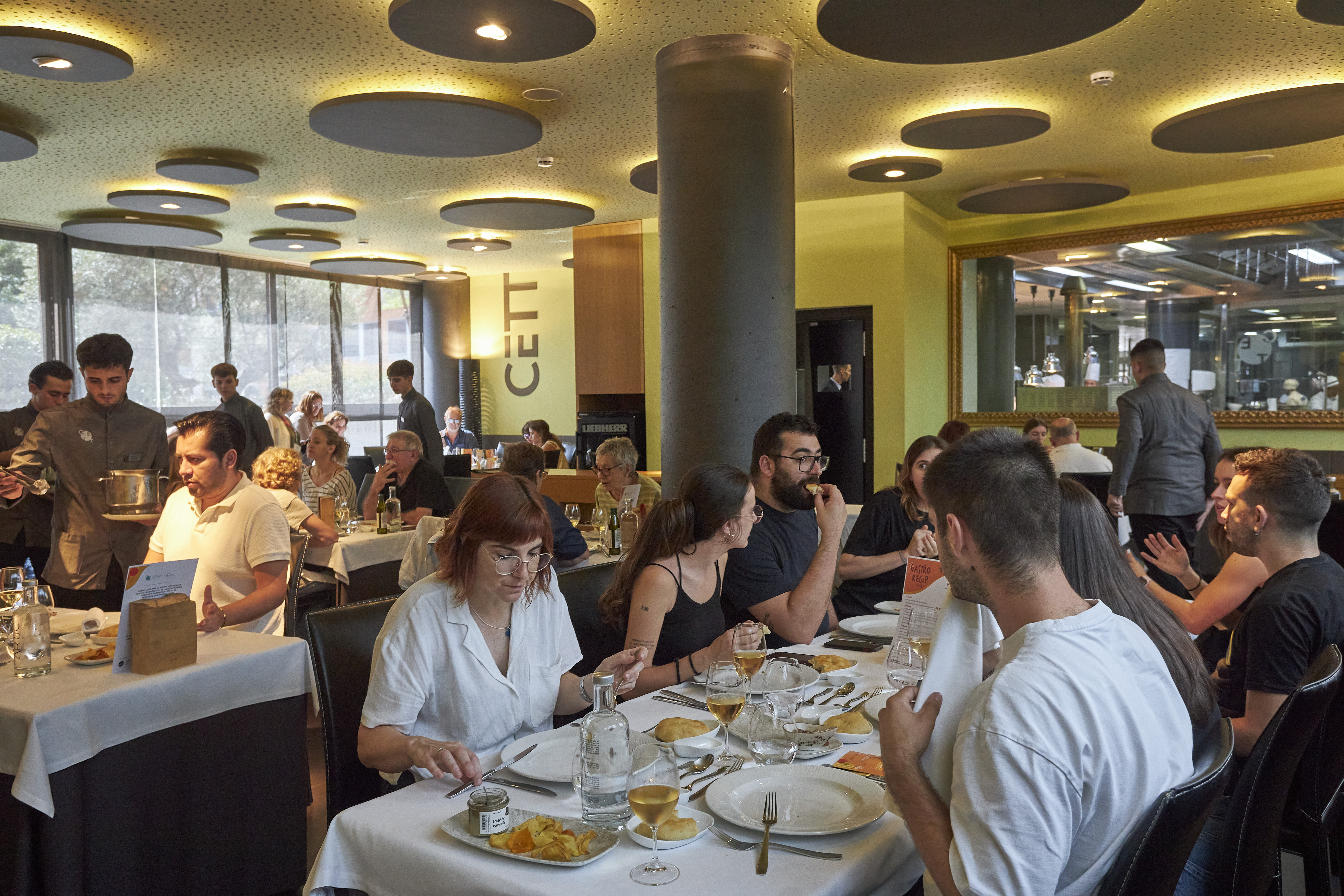 Photography from: El CETT-UB y Gastrorecup, en contra del desperdicio alimentario. | Aula Restaurant